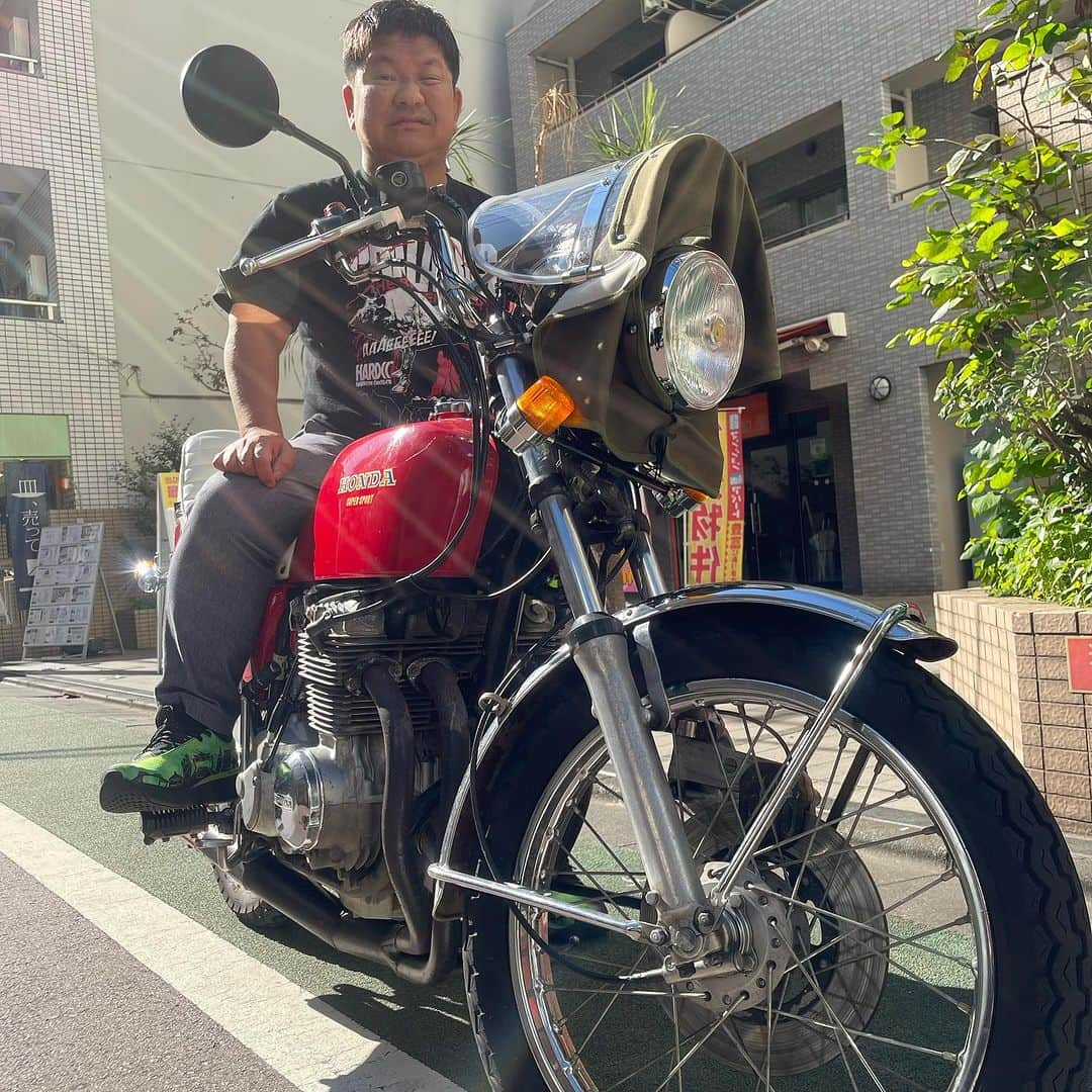 杉本知香さんのインスタグラム写真 - (杉本知香Instagram)「黒瀬くんのバイク めちゃくちゃかっこいい！ バイクまたいだ大城くんも似合ってた！  #中目黒美容室 #チャンス大城 #水曜日のダウンタウン  #パンクブーブー黒瀬#パンクブーブー #CB400four」10月23日 15時23分 - sugimotoc