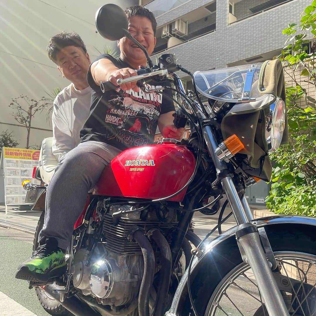 杉本知香さんのインスタグラム写真 - (杉本知香Instagram)「黒瀬くんのバイク めちゃくちゃかっこいい！ バイクまたいだ大城くんも似合ってた！  #中目黒美容室 #チャンス大城 #水曜日のダウンタウン  #パンクブーブー黒瀬#パンクブーブー #CB400four」10月23日 15時23分 - sugimotoc