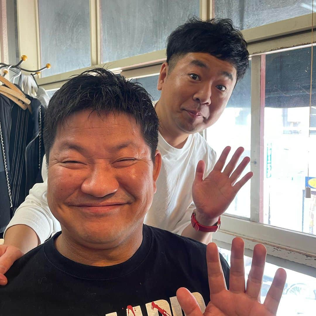 杉本知香さんのインスタグラム写真 - (杉本知香Instagram)「黒瀬くんのバイク めちゃくちゃかっこいい！ バイクまたいだ大城くんも似合ってた！  #中目黒美容室 #チャンス大城 #水曜日のダウンタウン  #パンクブーブー黒瀬#パンクブーブー #CB400four」10月23日 15時23分 - sugimotoc