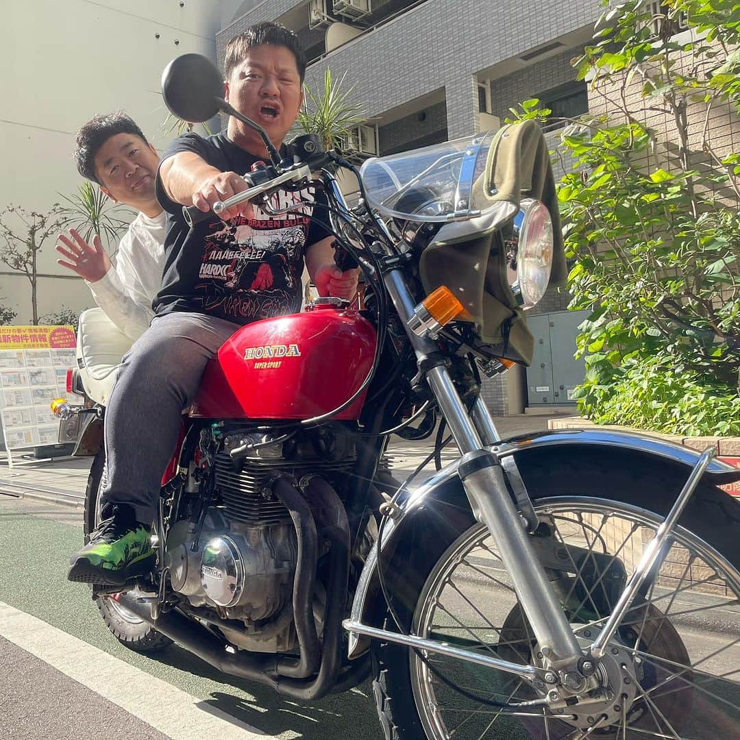 杉本知香のインスタグラム：「黒瀬くんのバイク めちゃくちゃかっこいい！ バイクまたいだ大城くんも似合ってた！  #中目黒美容室 #チャンス大城 #水曜日のダウンタウン  #パンクブーブー黒瀬#パンクブーブー #CB400four」