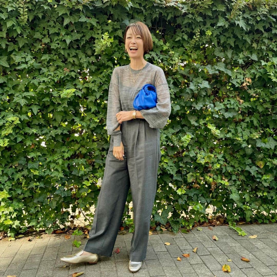 辺見えみりのインスタグラム：「アゴが外れたくらい 笑ってますが…今日もいい天気  目が覚める様な色のbagは @hereu_jp のもの。  最近意味のない小さいものが好き。意味のないところに、意味がある。そんな気がしてならないのです。 肩かけの紐付きだから、バッグとして意味ありますね😅 そして意外と入るし。  グレーと青 すごく好きな合わせです🟦 皆さんはどんな月曜日ですか？  #pr」