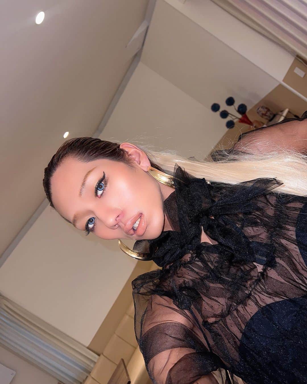 のインスタグラム：「マーメイドアクアにしよか〜！！！って 配信しながらメイクしたね♡！  出る前にいつもアイメイクや少しお直しもして！ リップは最近ブラウンで囲んで ミス載せてるよん！  #あのうめたん #名古屋 #モデル #美容 #make #ラナンキュラス #錦 #おばんざい #飲食店 #BAR #東京 #名古屋グルメ #調理師 #美容師 #トータルビューティ #タレント #ユニセックス #高身長 #GAL #ギャル #ハイトーン #さつき調理福祉学院 #中部美容専門学校  #RANUNCULUS」