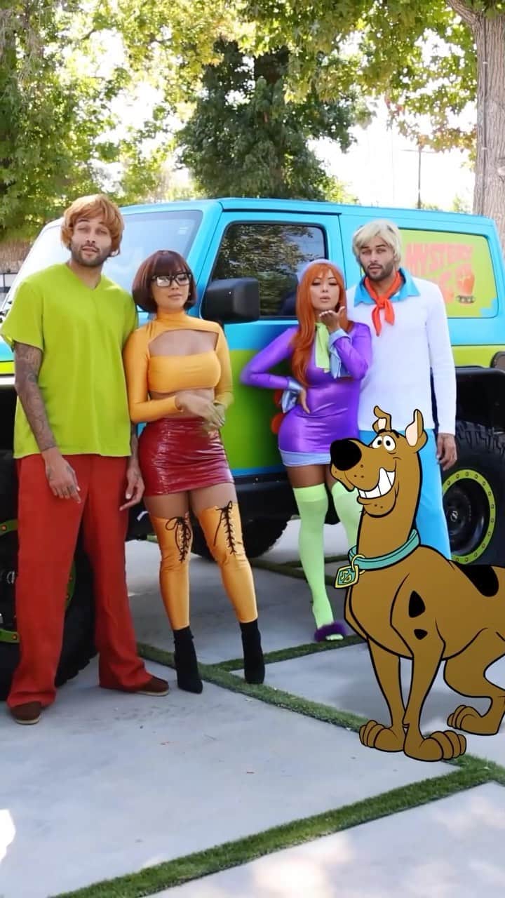 リアン Vのインスタグラム：「One of our favorite costumes! @wearethebenjamins ❤️ What are you dressing up as for Halloween? 👻」