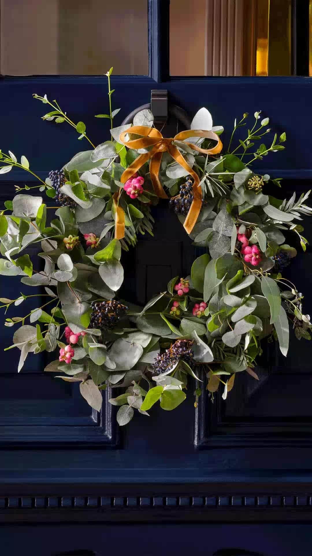 ミラーハリスのインスタグラム：「Home is where the scent is this season...」