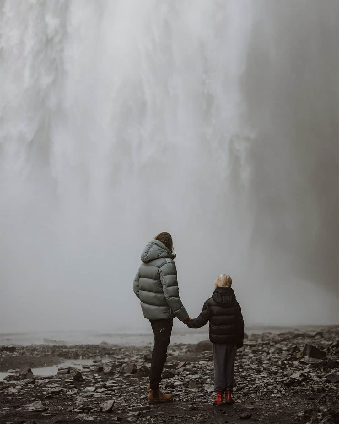 パラジャンパーズさんのインスタグラム写真 - (パラジャンパーズInstagram)「PARAJUMPERS X ANTHONY BOGDAN  This fall-winter, Parajumpers has teamed up with creator @anthonybogdan and his daughter Molly May for an adventure through the rugged beauty of the Icelandic landscape.   Lexert, Evo Puffers series Tilly, Hollywood series  #ParajumpersXAnthonyBogdan #ForYourJourney   #Parajumpers #AnthonyBogdan #FW23 #Outerwear #ParajumpersFW23 #WinterOutfitInspo #FallWinter23 #Iceland #Travel #Wanderlust #VisitIceland #Hiking #Puffers #MensStyle #MensOOTD #FallFashion」10月24日 1時01分 - parajumpers_official