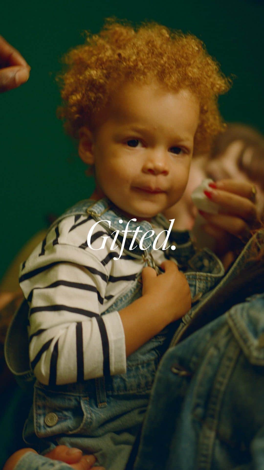 GAPのインスタグラム：「This is the time of year to come together. Make every moment the moment. For ourselves and each other. Gifted to be who you are with who you love.  Holiday 2023, now live.」
