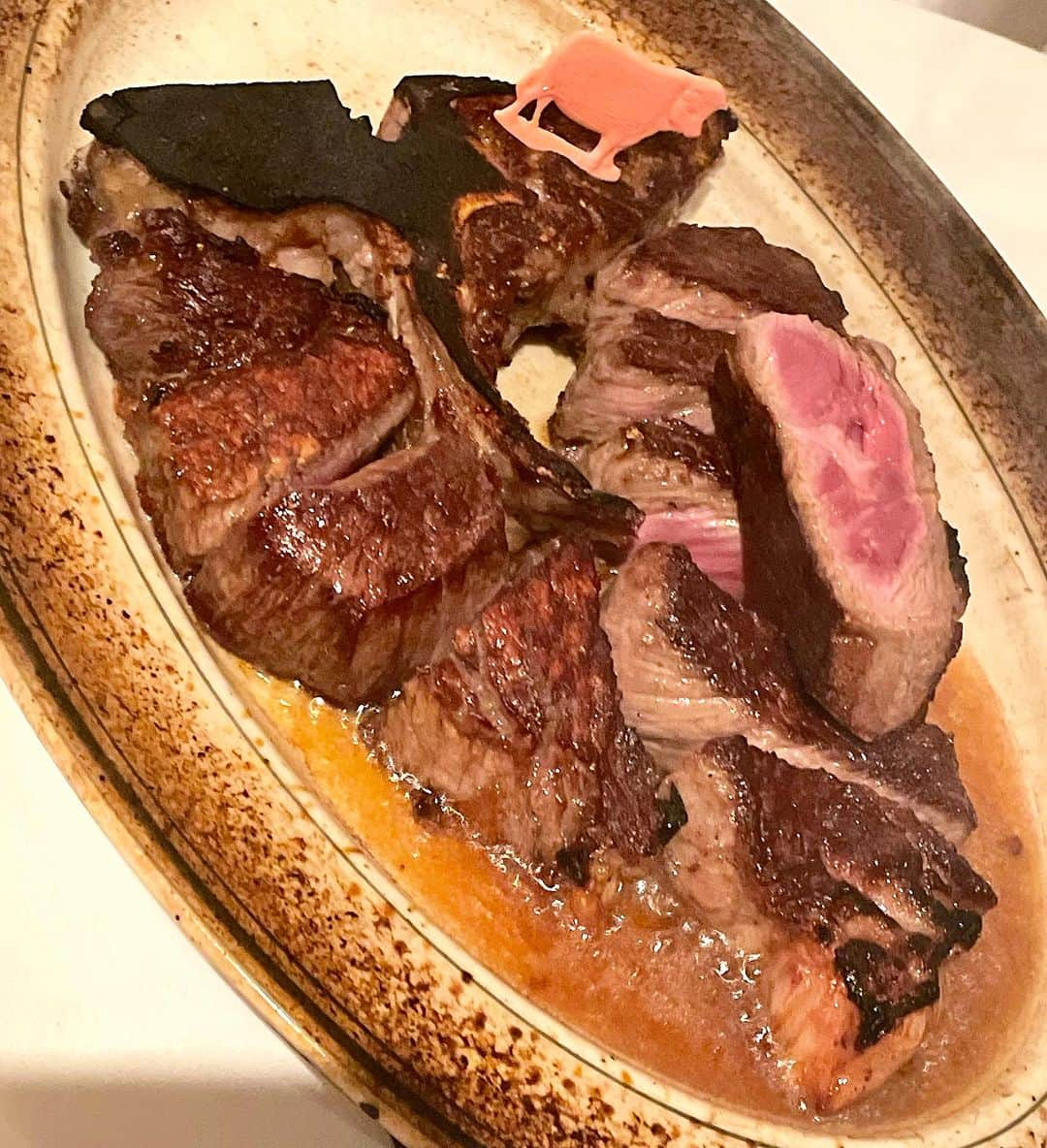 みくるんさんのインスタグラム写真 - (みくるんInstagram)「大好きなウルフギャングステーキ🥩  好きすぎて東京丸の内店と大阪店 日帰りの旅の日にランチで行ってきた💫  ティーボーンステーキとオマール海老のビスクと ロコモコ🌈  海外空間でお酒も飲めて楽しい🤍  他にも食べたいのあったなあ🫰 デザートメニューに辿り着きたい✨  名古屋に出来てくだされ🤍  #名古屋コンカフェ#メイドカフェ#アールズカフェ#名古屋キャバクラ#錦キャバ嬢#japan#japanesegirl#ウルフギャングステーキ#丸の内グルメ#大阪グルメ#ウルフギャング丸の内#ウルフギャング大阪」10月24日 1時02分 - milkurumin123