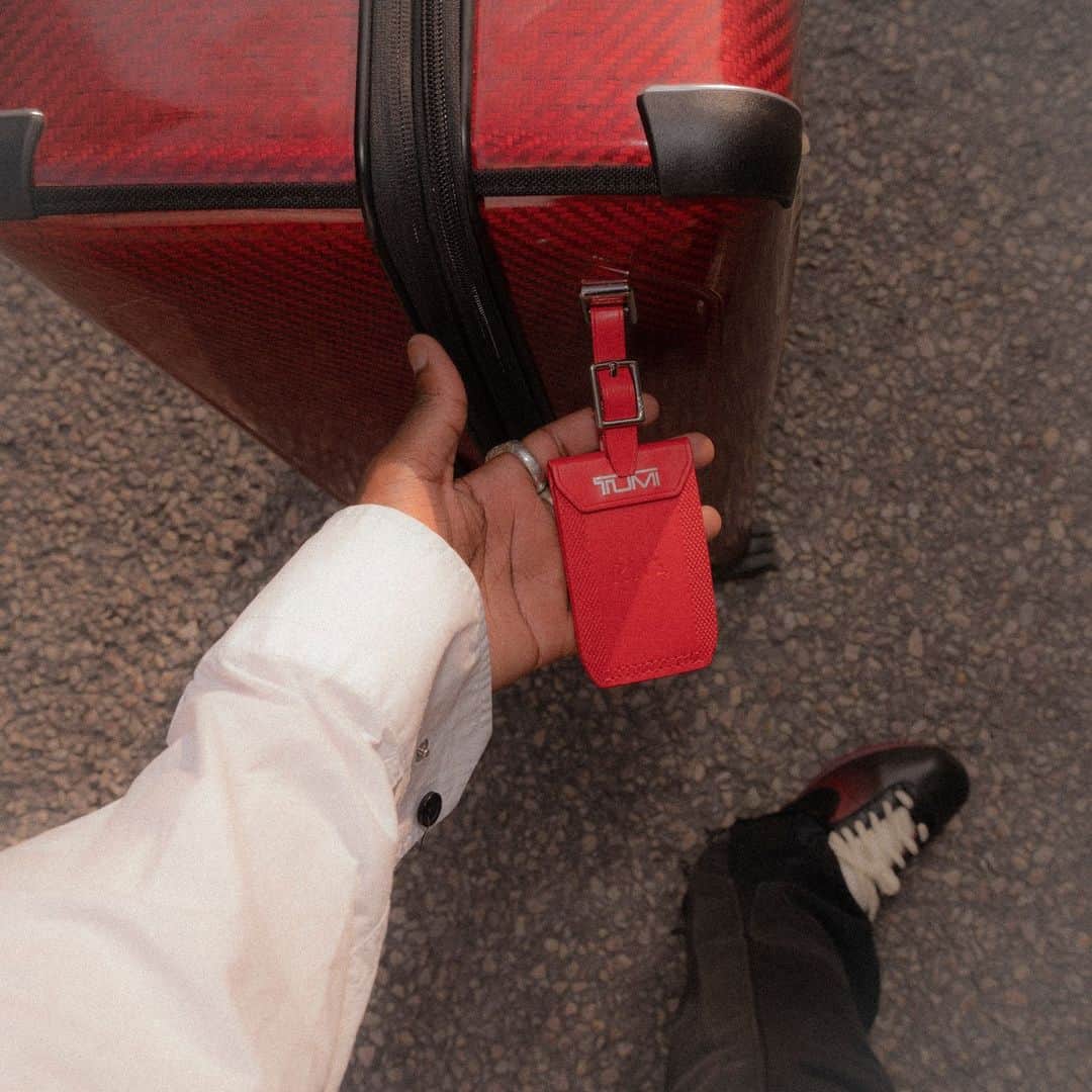 トゥミのインスタグラム：「Stylist @Monsieurrichy is on the move. Between fashion shows and photoshoots, he needs a case that can hold everything he might need in a fashion emergency, from extra looks to safety pins.   #TUMITegra」