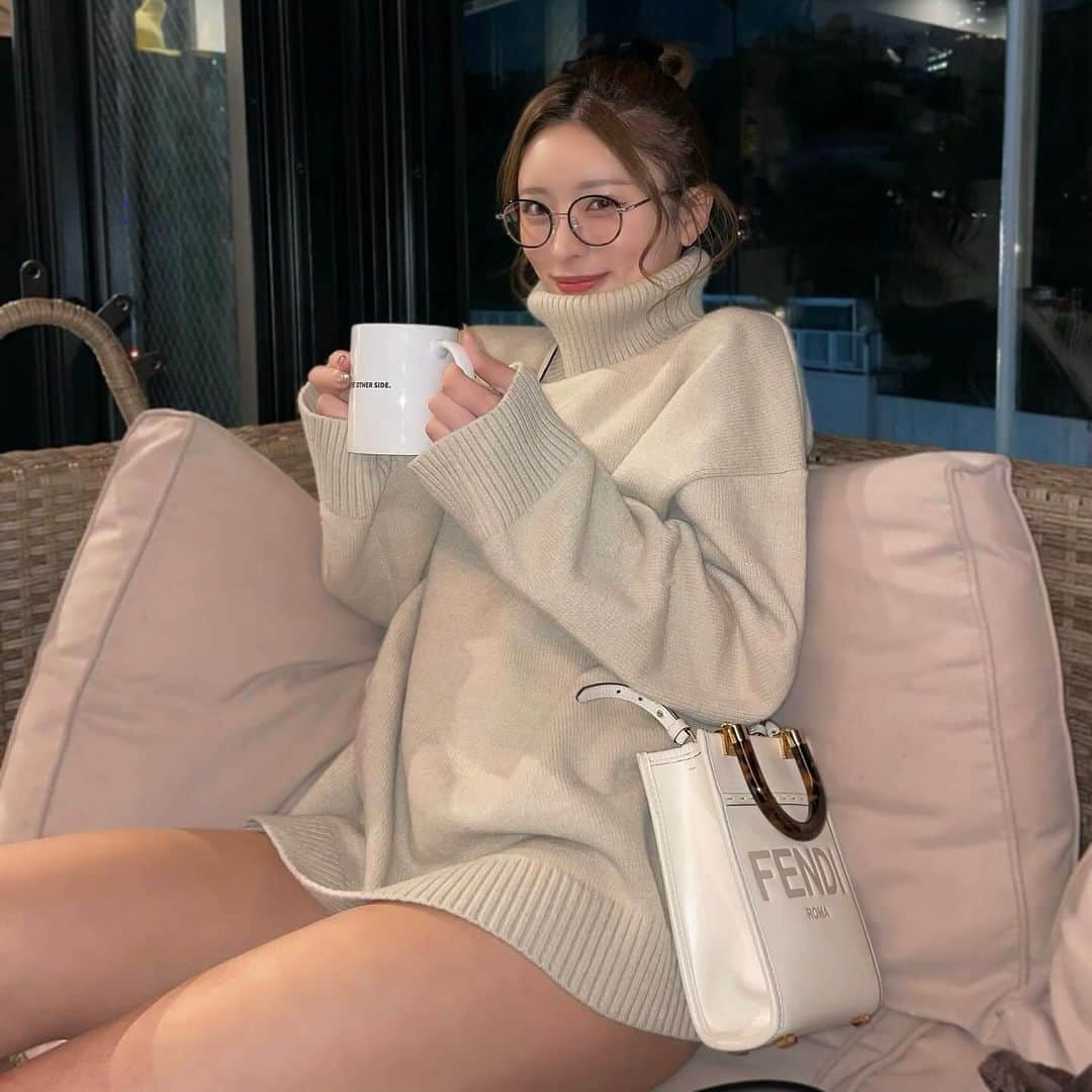 MIYABIのインスタグラム：「萌え袖きゅんっ🫰🏼🤍  ホットの季節だねぇ🍂  こうゆオーバーサイズ着るとき たまぁに下履き忘れる💦  たまぁにね🤫  #cyberjapandancers  #ミヤビーム  #サイバージャパンダンサーズ  #もえそでせんしゅけん」