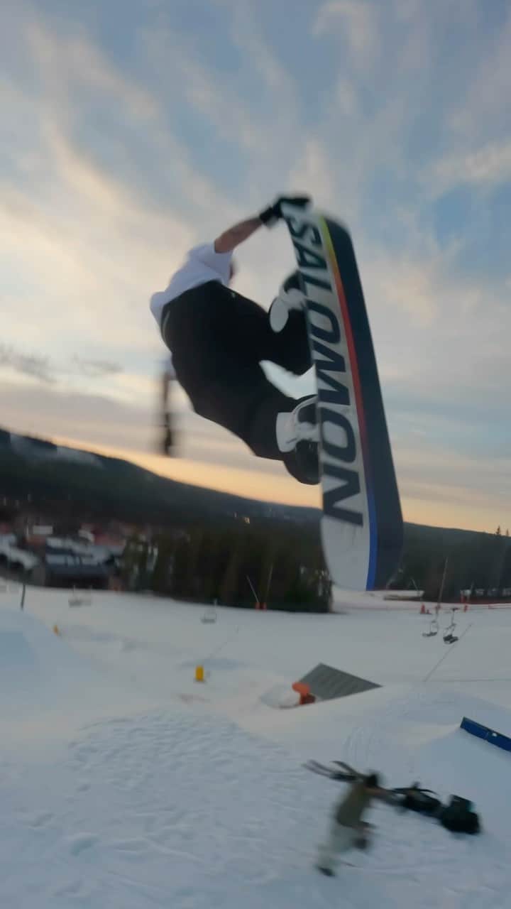 モンスターエナジーのインスタグラム：「Sunset sends with @DustyHenricksen 🤌   Watch Dusty & the rest of the crew cruise through Sweden in @SalomonSnowboards’ new edit ‘FIKA.’ Link in Bio.  #MonsterEnergy #Snow #Snowboard #Snowboarding #ActionSports」