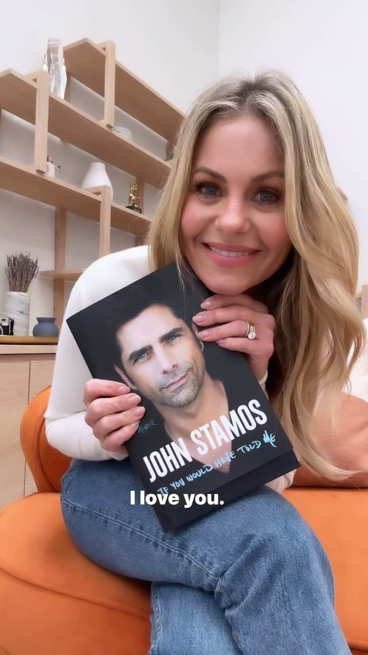 キャンディス・キャメロン・ブレのインスタグラム：「John’s memoir is beautiful, heartfelt, honest, and funny. If you would have told ME, I’d get to share a little piece of history with this man, I wouldn’t have believed it. I love you Uncle J 💙. Proud of you @johnstamos」