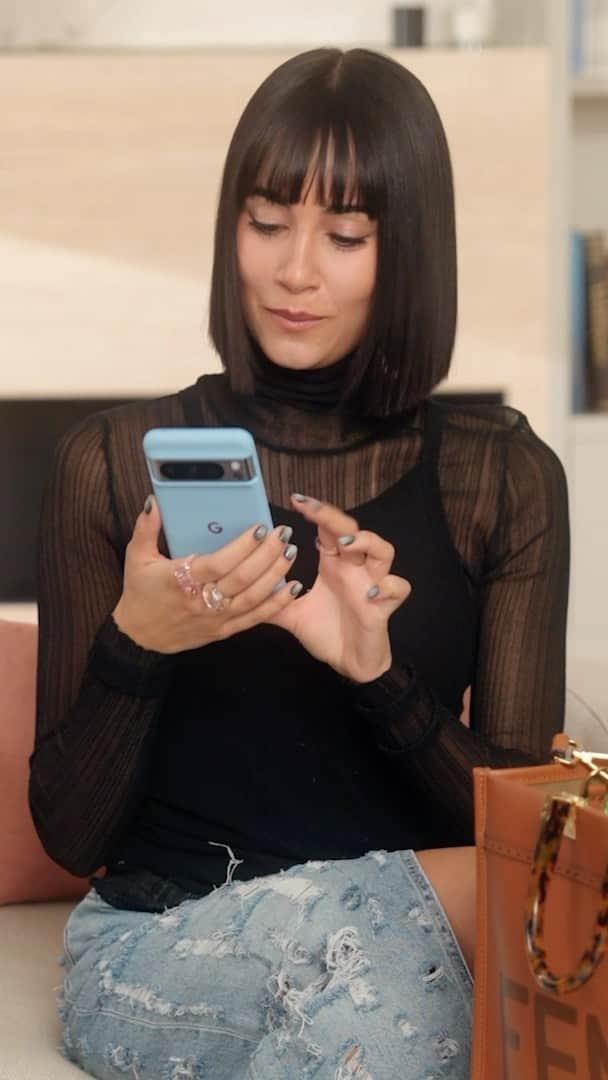 Vogue Españaのインスタグラム：「Los dos básicos del bolso de @aitanax son los mismos que los tuyos: su móvil Google Pixel y sus auriculares 💙」
