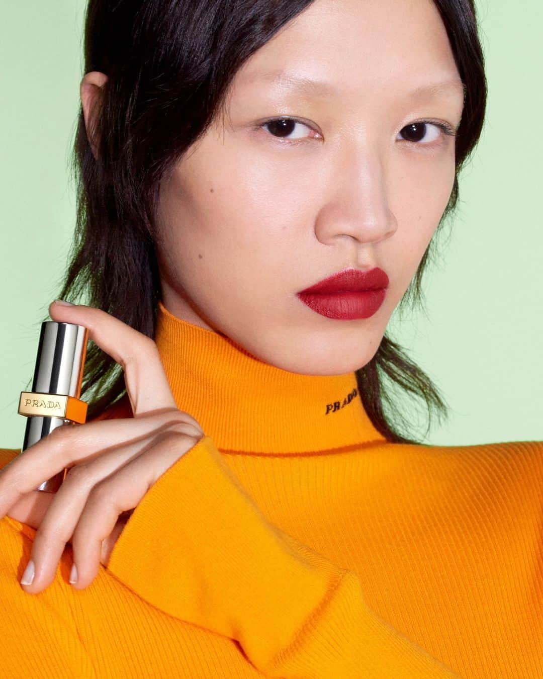 のインスタグラム：「Explore 13 hyper matte shades of #PradaMonochrome by @PradaBeauty.   Chenyin wears R28 Fuoco.  #RethinkingBeauty #PradaMakeup #PradaBeauty」