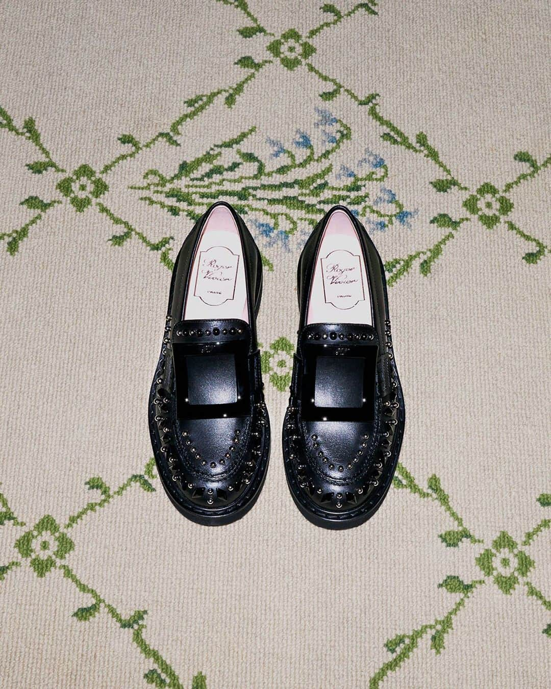 ロジェ・ヴィヴィエさんのインスタグラム写真 - (ロジェ・ヴィヴィエInstagram)「A classic design with the Vivier twist, the Viv’ Ranger studs loafers are handcrafted in leather with a curved buckle and a constellation of metal studs.   #RogerVivier  #RogerVivierFW23 #GherardoFelloni」10月24日 1時00分 - rogervivier