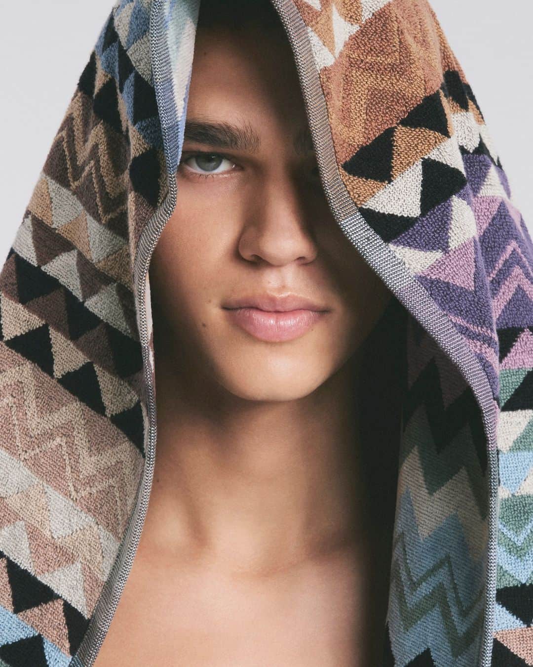 ミッソーニのインスタグラム：「Magnetic and cozy. A stylistic statement made of colorful geometries designed to enhance the moment.   Discover more at the link in bio.‎   #Missoni」