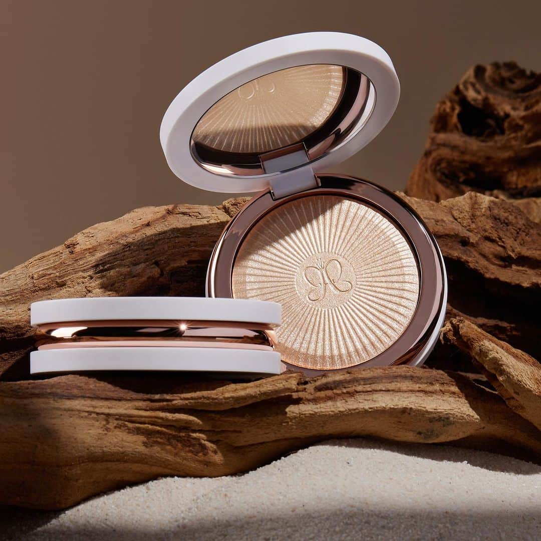 Anastasia Beverly Hillsのインスタグラム：「Ready to get your glow on? 👀✨ GLOW SEEKER is available NOW @macys 🥳  #AnastasiaBeverlyHills」