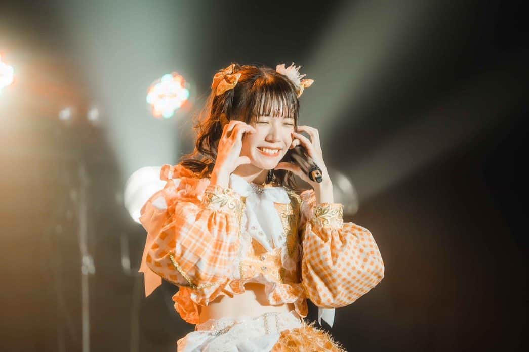 のインスタグラム：「🎂🧡 ⁡ ⁡ #日南遥生誕祭2023 ⁡ ⁡ 今年も、あったかくて大好きなオレンジで めいっぱい照らしてくれる 大好きなぽたくさんたちのおかげで 心から楽しい生誕祭になりました！ ⁡ 私としては"楽しんで帰ってもらう"が目標だったんですが やっぱり私の方が楽しんで幸せに してもらっちゃっているような気がします(?) ⁡ 日南考案セトリ、カバーやソロ、グッズなど 楽しんでもらえていたら嬉しいです☁️ ⁡  今回は、今まで勇気が出なかったというか 遠慮していたハロプロさんの大好きな曲 「もしも.../モベキマスさん」 「スキちゃん/スマイレージさん」 の2曲を思いきってソロで歌わせて頂きました🎤  「もしも...」はハロヲタの私にとって すごく思い入れのある特別な曲で  「スキちゃん」は自分の声質に合う好きな曲かつ ハロプロさんをあまり知らない方でも 聴いたことがありそうな曲ということで、 選曲させていただきました🙆‍♀️ ⁡ 全員カバーでは、ずっとずっと好きで聴いてる 「COLORS/26時のマスカレイドさん」 を歌わせて頂きました🐟  曲はもちろん歌詞がすごく好きで この歌詞を届けたくて！ 手羽センにも合ってるかななんて☁️ ⁡よかったら聴いてみてください🤤  そういえば、メンバーが生誕祭のいろんな曲中で サプライズしてくれたりしてびっくりしたし にこにこがとまらなかったです🐓🐓🐓🐓 ⁡ ⁡ 特典会も、結構列があったみたいで 並んでくださった皆さん ありがとうございました🥲🤝🏻 ⁡  プレゼントやお手紙もたくさんで 本当に嬉しいです☺️💌 全て大切におうちに持ち帰りました🏠幸 ⁡ ⁡ 今年の生誕祭が無事に終わり、ほっとしています🌱 ぽたくさんの記憶に残る 楽しい1日だったらいいな〜〜！ ⁡  大きなはるかコールとたくさんのオレンジ色 スタフラやアルバムにケーキなど たくさんありがとうございました🫶🏻 ⁡ こんなにも愛していただけて アイドル続けててよかったです🍊 ⁡ 26歳もよろしくお願いします☺️ ⁡  ⁡ それではまたあした！ ⁡」