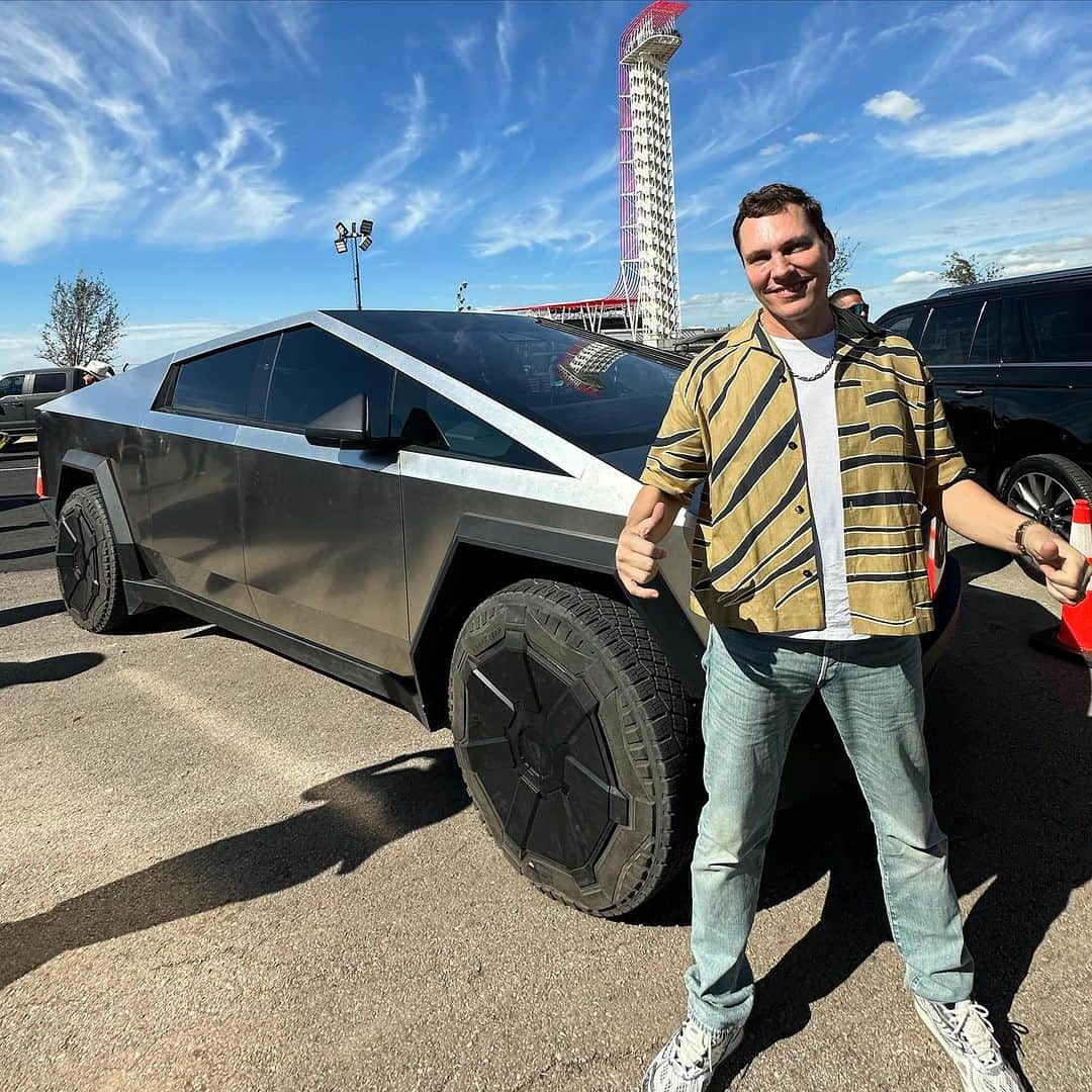 ティエストさんのインスタグラム写真 - (ティエストInstagram)「I took my twin brother’s truck to the race @espn @f1 @teslamotors」10月24日 1時03分 - tiesto