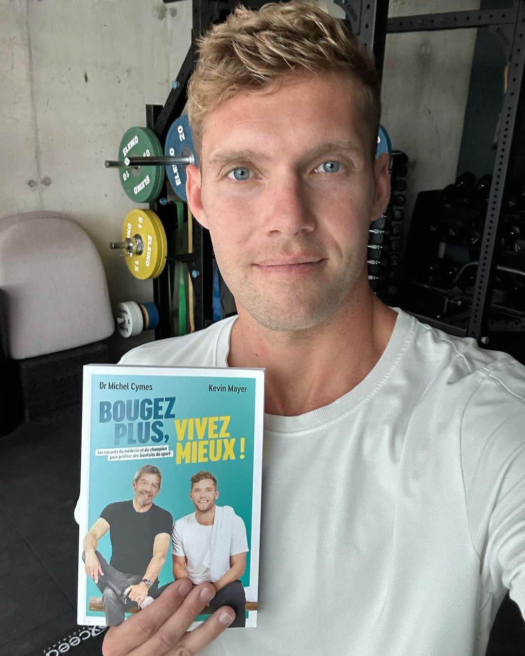 ケビン・マイヤーのインスタグラム：「Les bienfaits du sport 💪🏼 C’est ce dont il est question dans ce livre. Avec Michel nous revenons sur les bienfaits que le sport a sur notre santé, à tout âge, à tout niveau de pratique.  Je pense sincèrement que l’expression physique est facteur de bonne santé et qu’une société en pleine sédentarisation -> c’est pas le top !  Donc si vous avez envie de vous mettre au sport, d’approfondir certaines connaissances, ou d’aider un proche ou votre enfant à commencer une activité sportive, ce livre devrait vous intéresser 👍🏼」