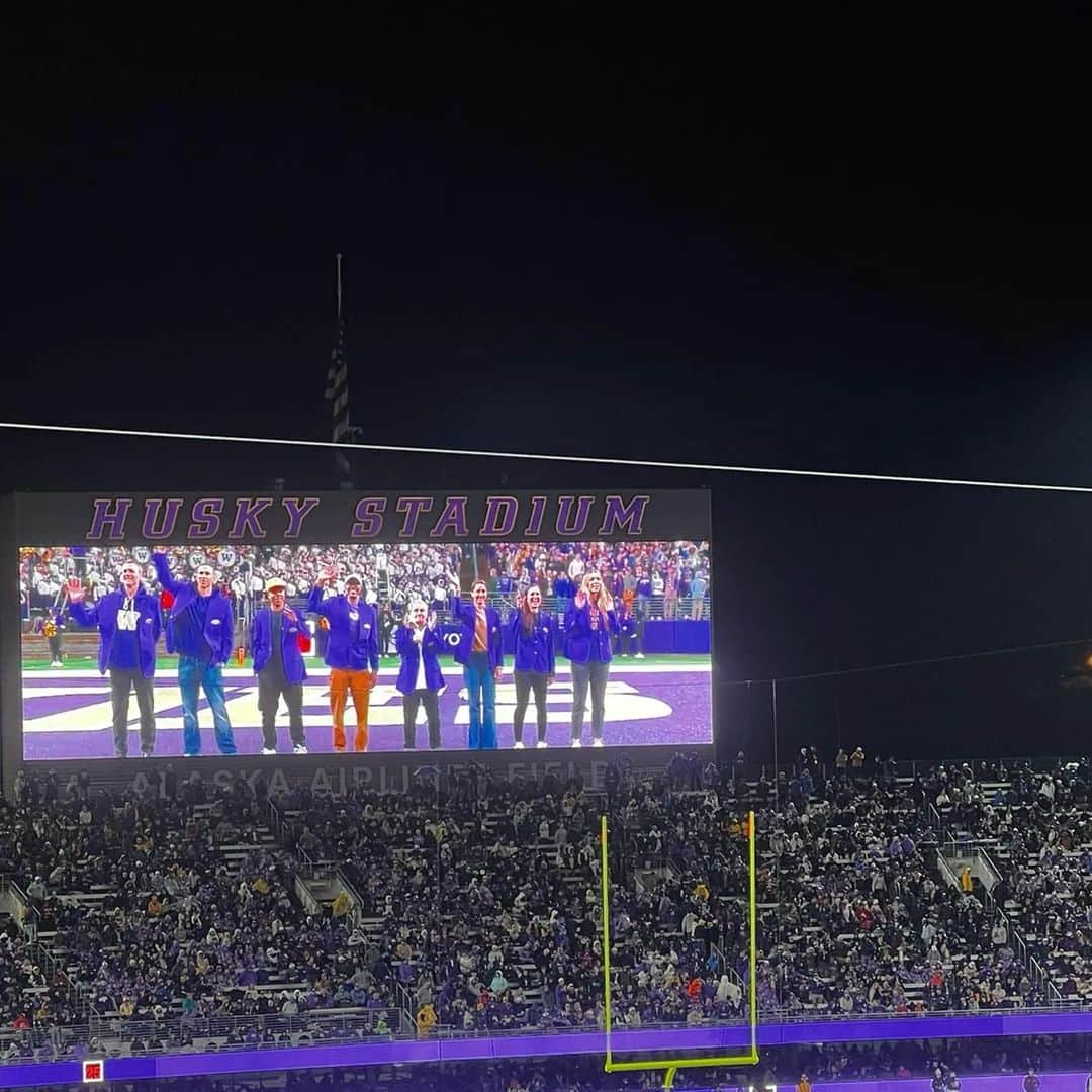 ペイジュ・マッケンジーさんのインスタグラム写真 - (ペイジュ・マッケンジーInstagram)「What an incredible weekend. I am humbled and honored to be in the company of some of the greats that have worn the purple and gold. I love this university and athletic department. Congratulations to  the HOF class of 2023. It was amazing to share this weekend with you. Thank you to my family for being there. It was pretty special to join my brother in the hall and be first siblings in UW HOF. Go Dawgs!💜」10月24日 1時06分 - paigegolf