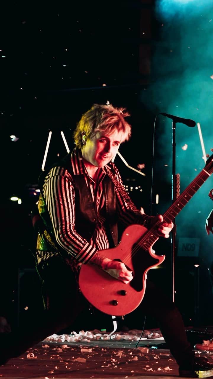 Green Dayのインスタグラム：「Brought all the 🔥 chaos 🔥 to night one of @whenwewereyoungfest  🎥 @ryanbaxley」