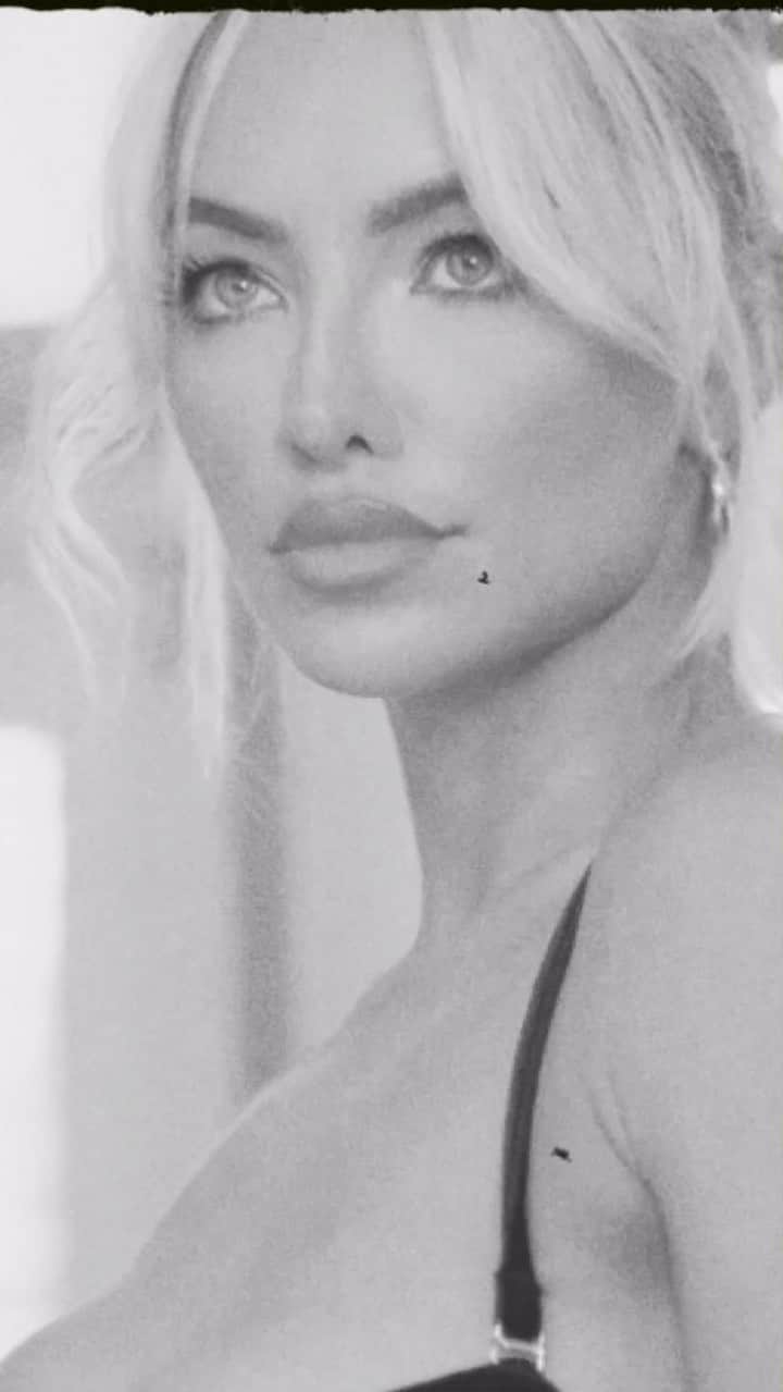 リンジー・ペラスのインスタグラム：「good morning :)」