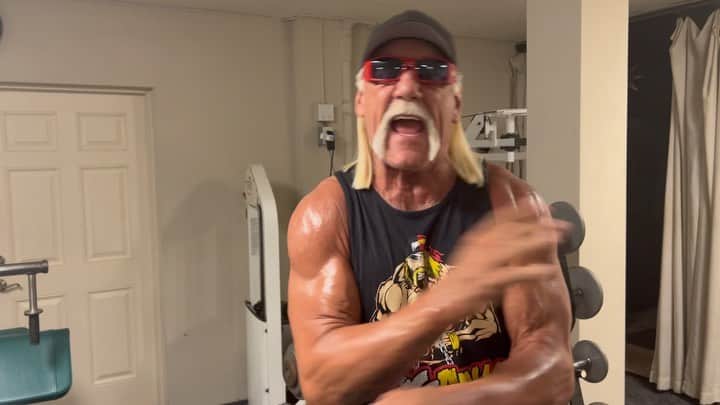 ハルク・ホーガンのインスタグラム：「Main Event Karaoke is runnin’ wild brother!!!  Halloween costume contest Monday the 30th!!  $500 grand prize!!  @hoganshangout   Hulk Hogan’s Bikini Contest November 17th!!   $3,000 in cash prizes!!  Tonight is your last chance to win a belt before the Halloween party!!」