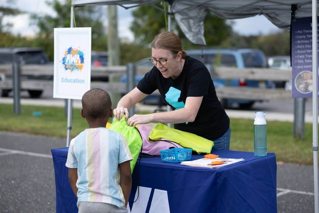 Subaru of Americaさんのインスタグラム写真 - (Subaru of AmericaInstagram)「Last week, Subaru employees volunteered at the Vets on Wheels program with the Animal Welfare Association to help celebrate Camden's #MakeADogsDay with residents and their furry friends.   Attendees and their pets enjoyed games, food trucks, giveaways, and free pet medical services.  Click the link in our bio to learn more about #SubaruLovesPets.  #LifeAtSubaru」10月24日 1時13分 - subaru_usa