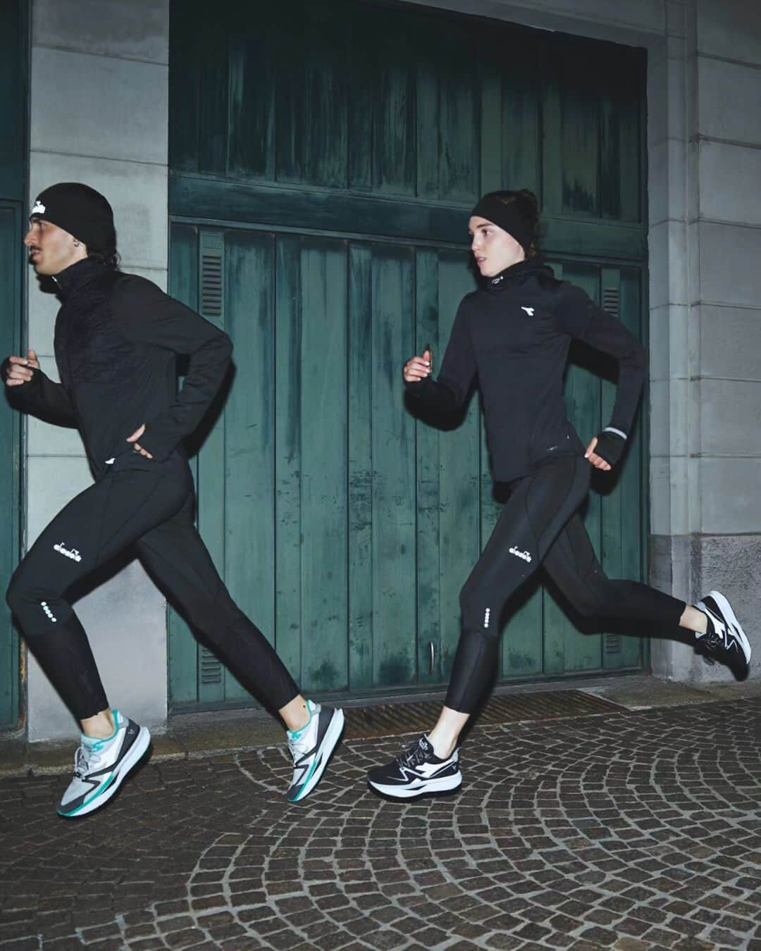 ディアドラのインスタグラム：「Greet the colder season. The darkening of the skies might be blinding and dismaying. Persist with your training with Winter Pack: Diadora’s technical fabric will accompany you through every condition, ensuring comfort.  Engineered to keep your body warm and dry and let your mind endure.  #diadora #diadorarunning」