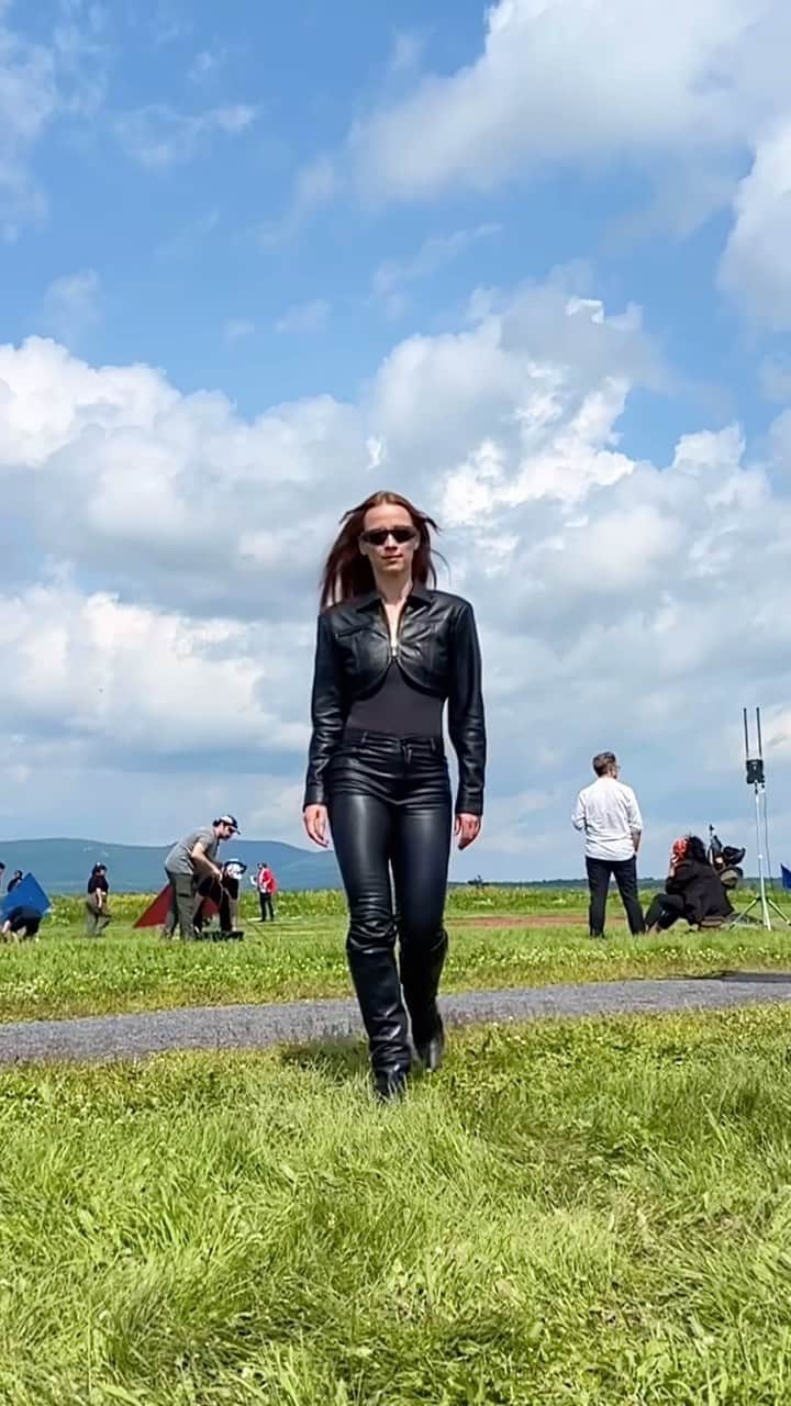 カリーヌ・ヴァナッスのインスタグラム：「Tonight, leather and character for the Lady of The Manor, on @thetraitorscanada.  Styled in @mylamarque by @olivia_leblanc & @indiannna  Mua and bts content queen @leslie_ann_thomson  Hair @steevedaviault   All previous episodes on ctv.ca and @cravecanada.」