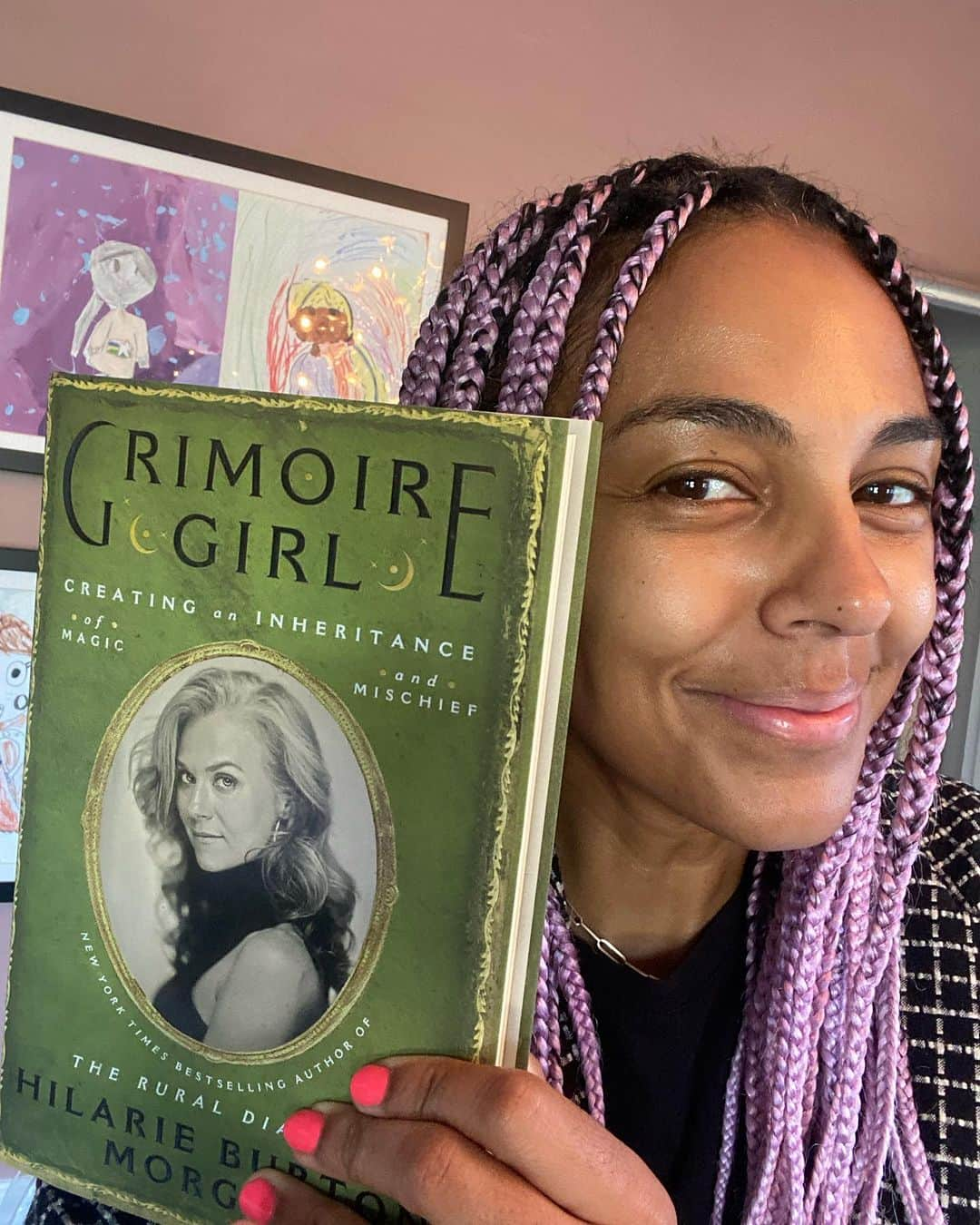 マーシャ・トマソンさんのインスタグラム写真 - (マーシャ・トマソンInstagram)「My friend @hilarieburton wrote another book! Can’t wait to tuck into reading about her magic and mischief!💚」10月24日 1時17分 - iammarshathomason