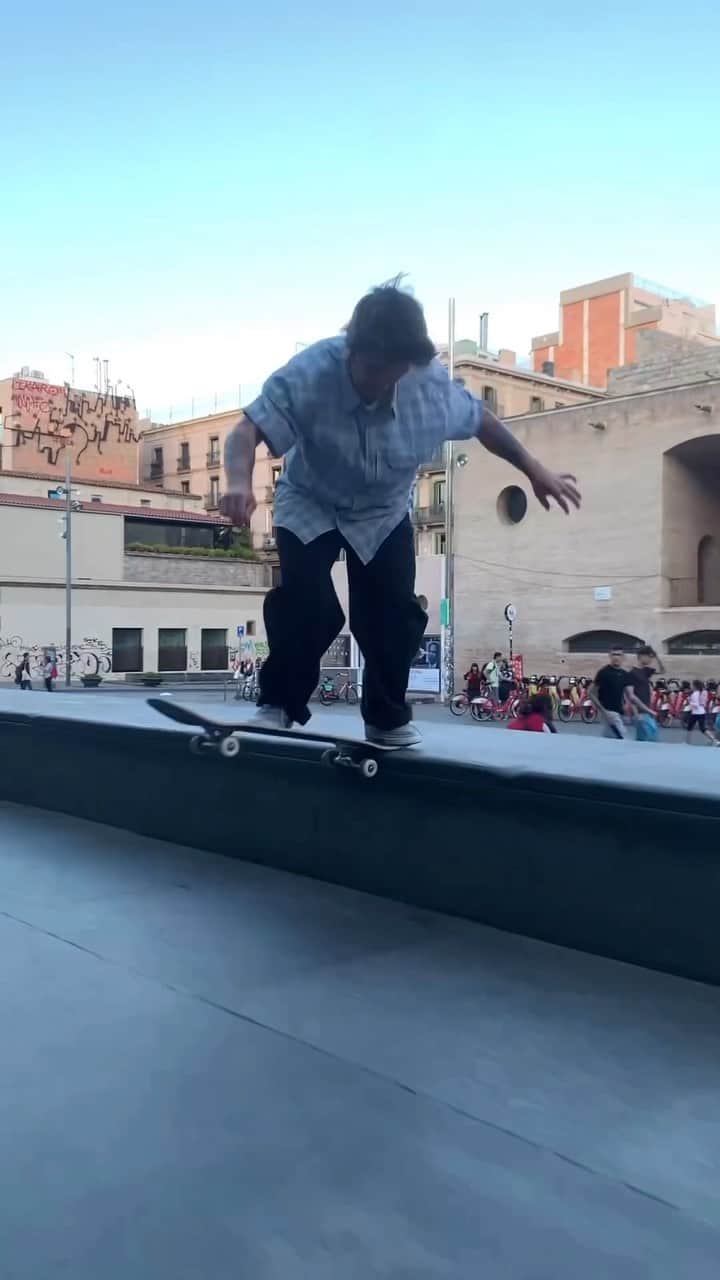MACBA LIFEのインスタグラム：「@akka.flacco AKA backside tailslide   Tag us to be featured 👉🏽#macbalife 👈🏽 -———————— #RESPECTTHEPLAZA #macba #skate #skateboarding #barcelona #bcn #skatebarcelona #skatelife #barceloka #metrogrammed #skatecrunch #skategram #thankyouskateboarding #❤️skateboarders」