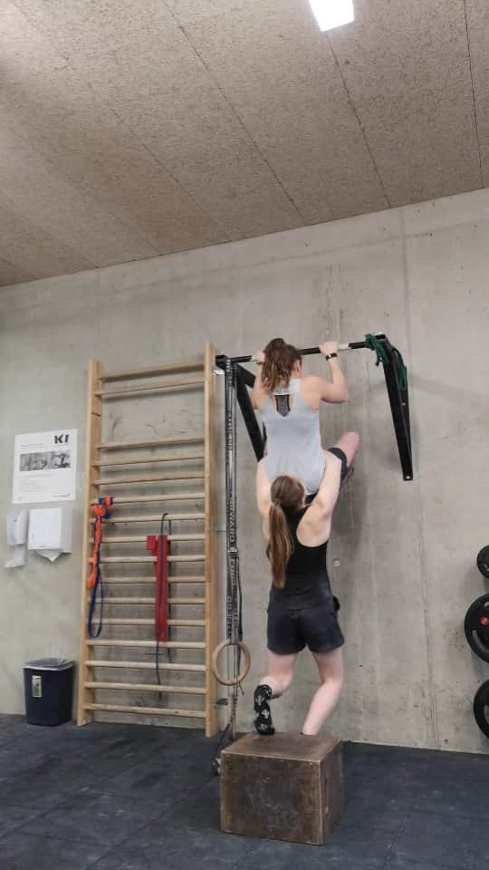 ハンナ・シューベルトのインスタグラム：「Just found this video from last year doing one of my favorite strength exercises 😁💪 It completely destroys you at the end of a training and that's why I love it😂 Thanks @sandra_lettner for making me suffer🙃」