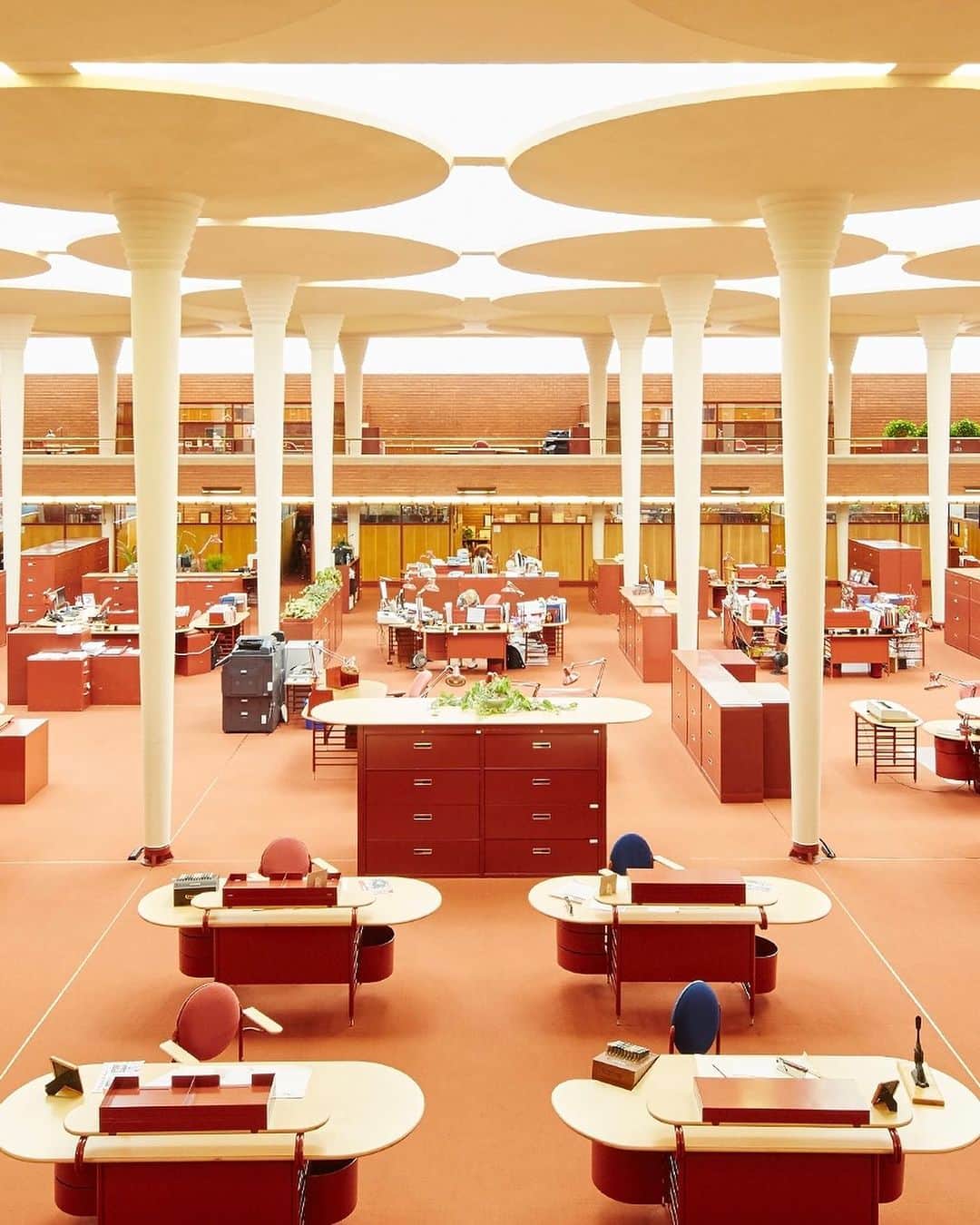 オリバーピープルズのインスタグラム：「An iconic example of modernist design, the SC Johnson Headquarters in Wisconsin is one of #FrankLloydWright's most renowned projects. Opened in 1936, the grand office building features lily pad columns, custom furniture, and bird-cage elevators. #OPInspiration」