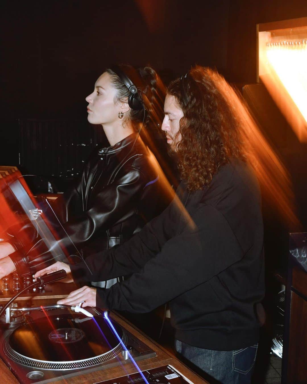 ジョルジオアルマーニのインスタグラム：「Sound check with @kammakamma_ and @masalo.music before their set at @doka_amsterdam during @amsterdamdanceevent   Photo @alizeeschroots」