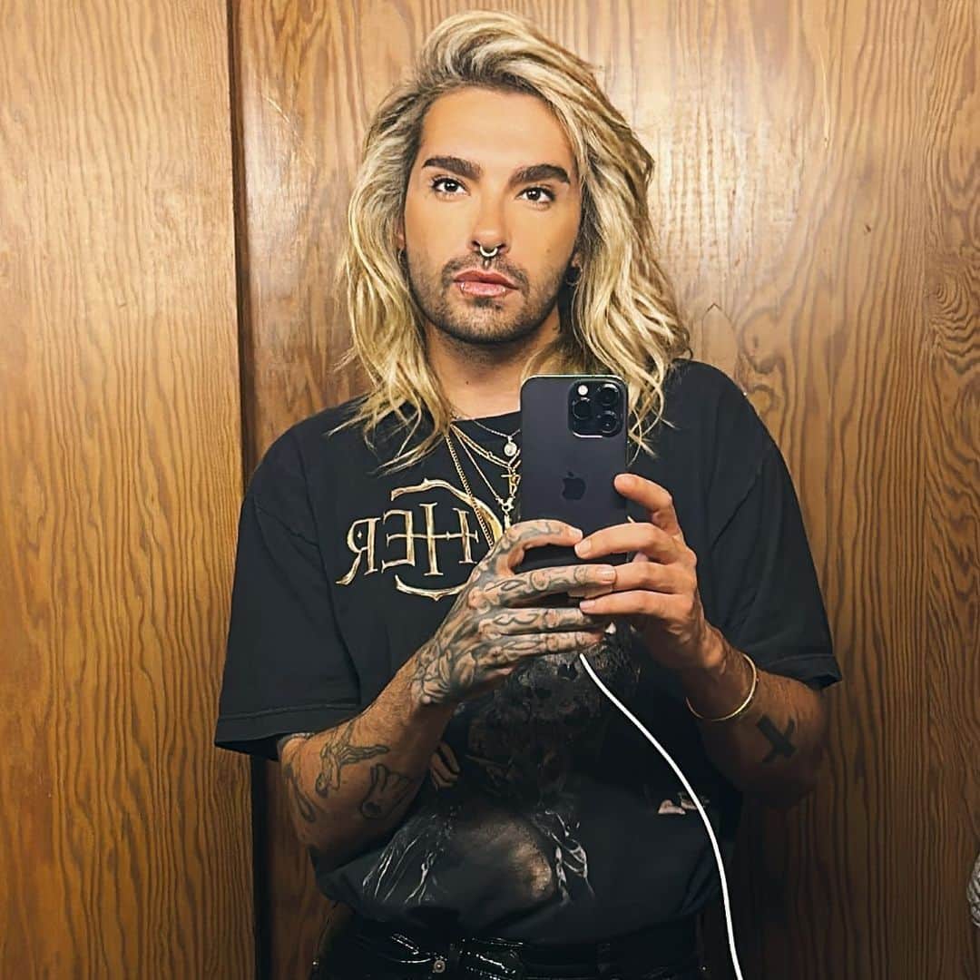 ビル・カウリッツのインスタグラム：「BLONDES HAVE MORE FUN and @cher too ❤️hence the shirt 🫶🏻」