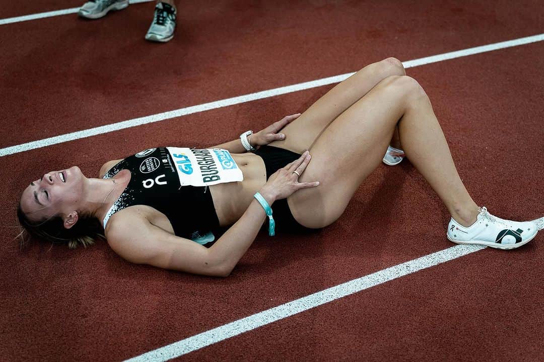 アレクサンドラ・ブルクハルトのインスタグラム：「One week into winter training. This is how we feel 😁 #paris2024 #backtothegrind #marginalgains #dreamon #runonclouds #antersdorfer #wissenwasgutist #teamdemmelhuber #polarathlete   📷 @stefan.mayer.foto」