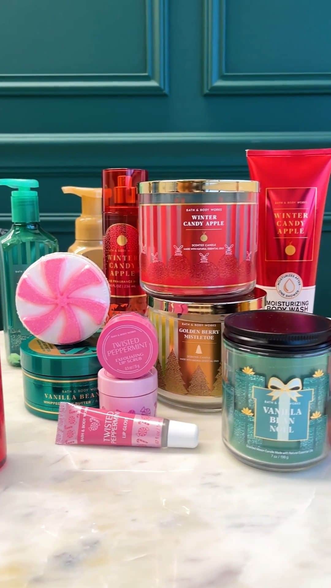 Bath & Body Worksのインスタグラム：「Countdown to holiday is on! 🗓️🎄The fragrances you've been waiting for all year are back and it's time to start making the ultimate gift list! ✍️ ✨ What fragrances are you adding to start your holiday haul? ⤵」