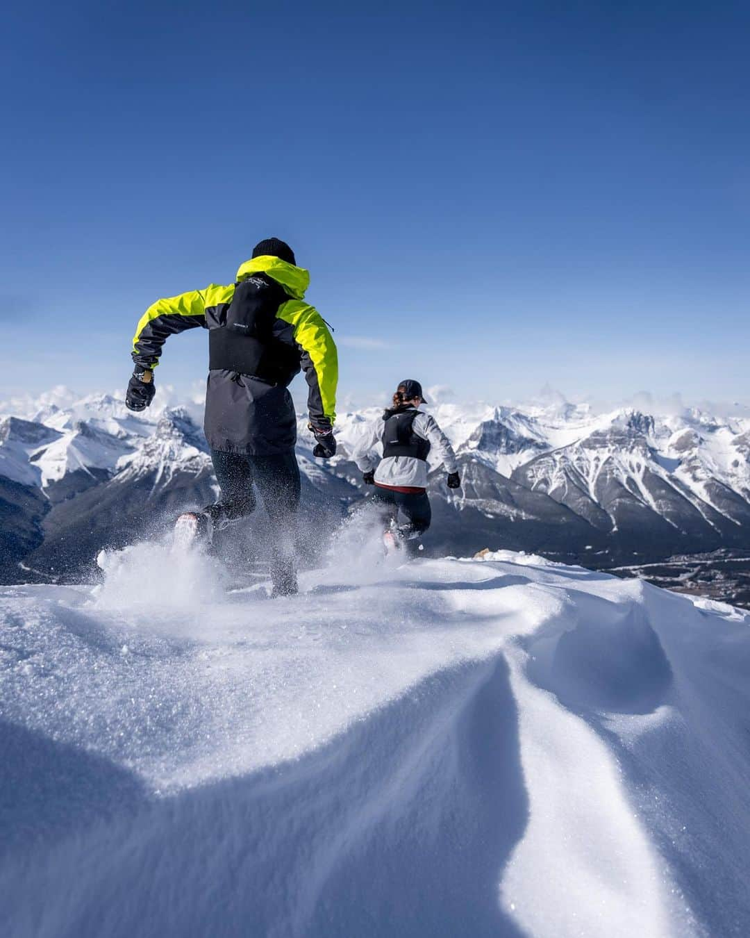 アークテリクスのインスタグラム：「Winter running comes with fast-changing conditions and variable terrain. During the colder months, Arc’teryx athletes Emma Cook-Clarke (@emcookclarke) and Adam Campbell (@adamo1979) know that traction and temperature regulation make all the difference, especially when moving fast.  Shop the winter running collection at the link in our bio. #arcteryx」