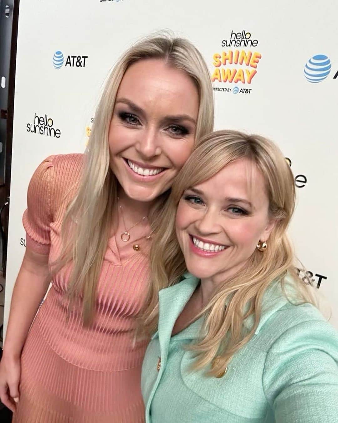 リンゼイ・ボンのインスタグラム：「Nothing seems impossible when you’re around this ray of sunshine!! ☀️ speaking on a panel with one of the all time badasses @kerrileewalsh in front of such an incredibly strong group of women was invigorating to say the least 💪🏻 thank you @reesewitherspoon @hellosunshine #inspireothers」
