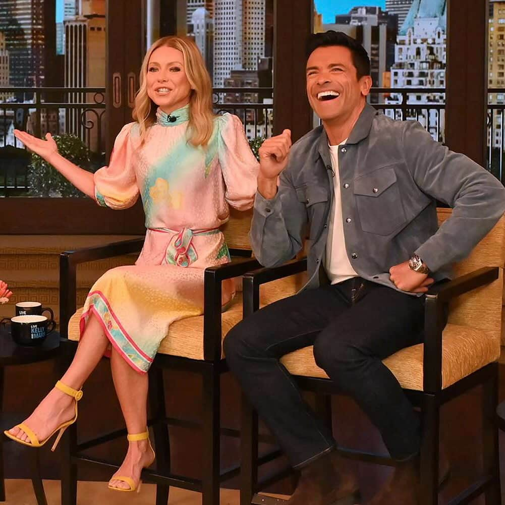 ケリー・リッパさんのインスタグラム写真 - (ケリー・リッパInstagram)「Celebrating my favorite co-host on National TV Talk Show Host Day! Has it really been 6 months already?! @Instasuelos」10月24日 1時36分 - kellyripa