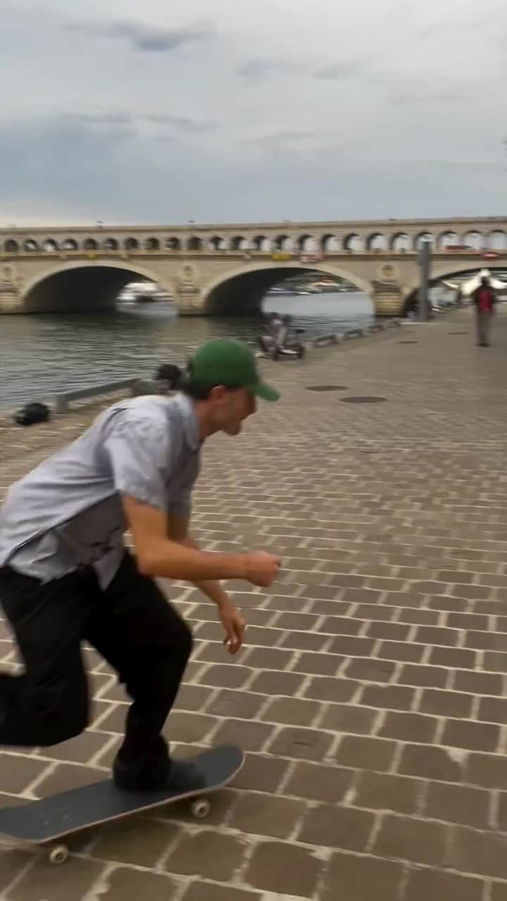 ヴィンセント・ミルウ のインスタグラム：「New @pizzaskateboards Video this FRIDAY 27th @thrashermag 🫀❗️👁️ @olliweismantel  @tbarth3l3my  @calross」