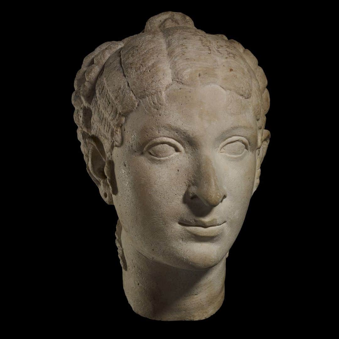 大英博物館のインスタグラム：「Is imitation the sincerest form of flattery? 🤔  The woman immortalised in this elegant limestone head has styled herself to look like the legendary Egyptian queen Cleopatra VIII.   While the pointed chin and strongly curved nose strongly resemble other portraits of Cleopatra, this woman is not shown wearing a crown or diadem which would indicate a royal status 👑  From 46–44 BC Cleopatra lived in Rome with Julius Caesar, her lover and political ally. Her notoriety and frequent public appearances made her a celebrity, and her style and mannerisms were copied by Roman women 💃✨   🔎 Portrait head of a woman resembling Cleopatra VII. Limestone, from Italy, around 50–30 BC.   #BritishMuseum #AncientEgypt #Cleopatra」