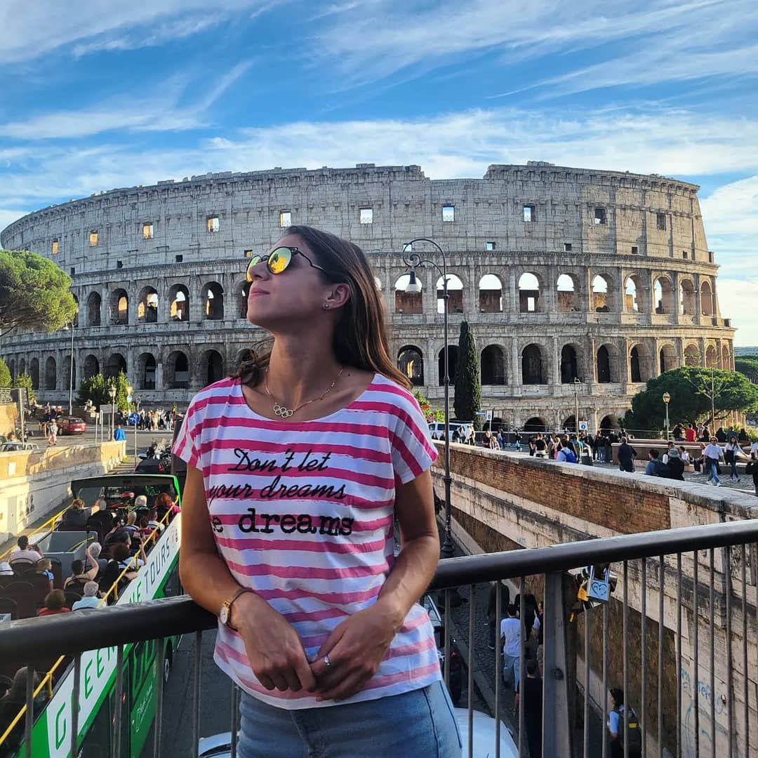 アイリーン・シラグサのインスタグラム：「Just a tourist doin' clichés🙃  📍Roma, Colosseo   #lavelocistacongliocchiali in #Roma   #sunday #tbtweekend #italy #explorer #belpaese」