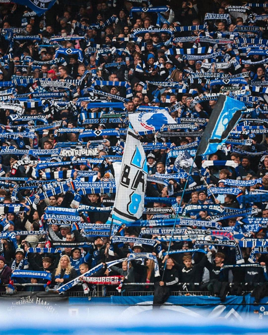 ハンブルガーSVのインスタグラム：「Weiterer Win im Volksparkstadion. ✔️  Nächste Challenge: Die Auswärts-Bilanz aufbessern. 💪🏼  [Link zum Text in der Story 📲]  #nurderHSV  📸 @foto_matze」