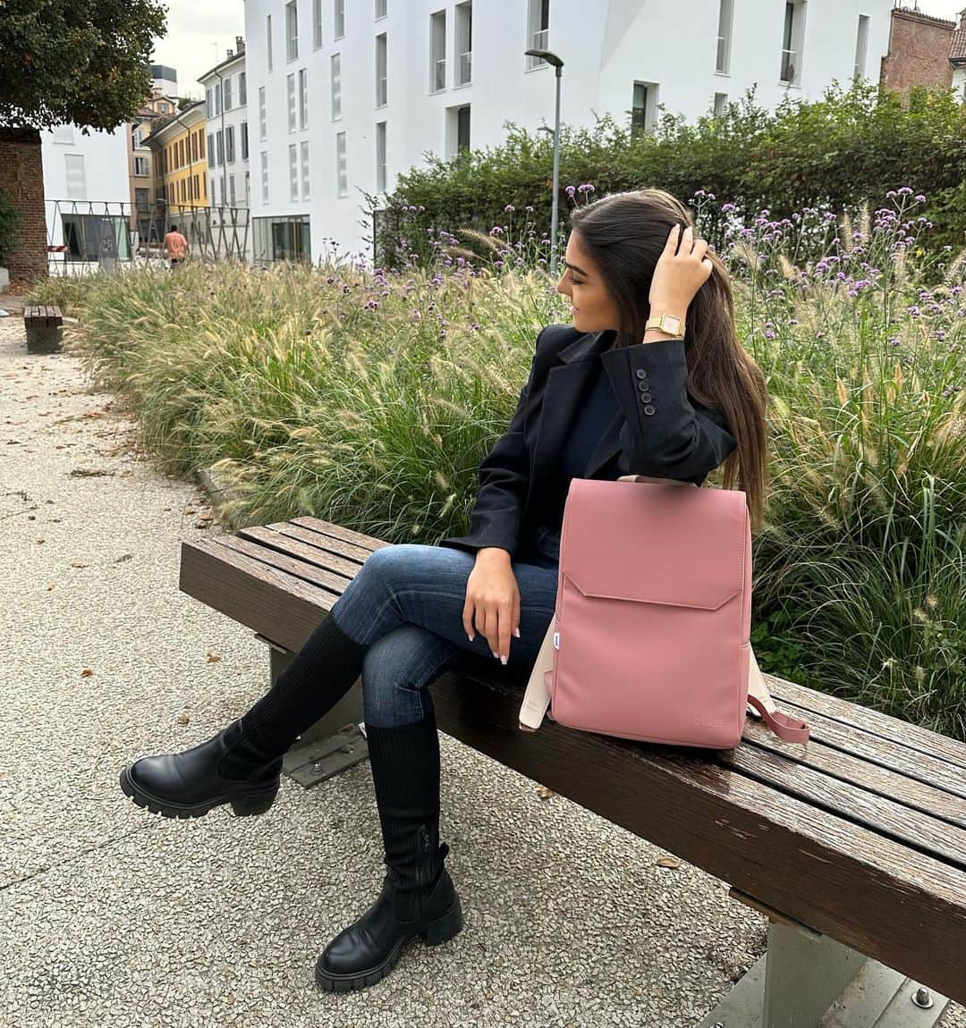 のインスタグラム：「C’est @cluse qui m’a accompagné pendant mon petit séjour en Italie !😍 j’ai emmené avec moi le beau sac à dos en co création avec @leanemarts ainsi que la montre et le bracelet ! 🤩 j’aime beaucoup l’ensemble ! Vous en pensez quoi ?    *collaboration commerciale #CLUSE #CLUSEclub」
