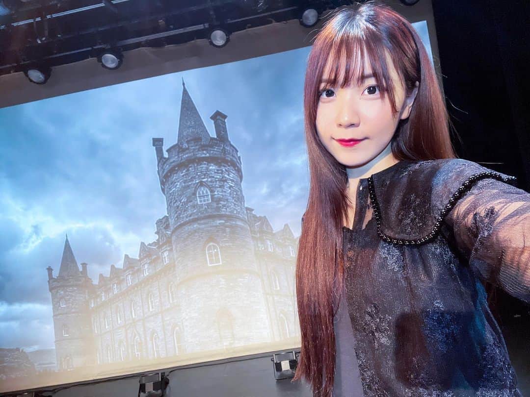 安齋由香里のインスタグラム：「2023/10/24 #キララン69  土日はありがとうございました！自撮りです。 毎回役に合わせた素敵な衣装を用意して下さり 姿からも役に入り込めて、より世界観に没入できます。 心なしかミリアムでいる方がキリッとしてますね。  お話も今回は登場人物も内容も少し大人な感じでしたね！ 警察官と謎の詐欺師(?)。 掛け合いが新鮮でしたし、色んなところで出てきた 言葉が見事に回収されていくから伏線回収の気持ちよさを 感じて演じています。伏線あるのすごいよなぁ。 全体の雰囲気、フランス映画を立て続けに観てたのですが 全部説明しない感じとか、考察の余地を残す余白が あー！最近これ感じたー！となってました。 あとお見送り会の時に来てくれたファンの方が フルカネリを実在した錬金術師と調べててくれてて そこまで興味を持ってもらえるのすごく嬉しかった！ 色んな伏線や気になるワードが沢山なので その参考文献とか読むと膨大な数になりそうですよね。 楽しそうだけど！ とりあえず私は青髭の話うろ覚えなので読み直します！  1時間半くらいを2人でずっと掛け合いしているので 本当にボリューミーな朗読劇です。 ずっと演技できるの、とっても贅沢ですね。  1番はじめに出させていただいた際に経験した 登場時に緊張で手がプルプル、や 1日目疲労感で気を失ったように眠るがなくなって、 少し成長したなと感じました。 でも昨日お風呂に入ったらとっても眠くなりました。 ちゃんと身体も心も頑張ったみたいです。 演技で感じる疲労感が好き。  やっぱり何事も経験と継続ですね。 続けてお声をかけてくださるキラランさんには感謝です。 おかげで成長できてますし、 毎回とても勉強をさせていただいております。  小学校の頃の学習発表会で立った舞台で オーディションの緊張感が新鮮で 役決まったことが嬉しくて、練習も楽しくて 役を演じる事が楽しくて、本番も楽しくて 終わった後も褒められて嬉しくて、 単純だからそれで将来お芝居したいって思ったのですが、 朗読劇終わった後にああ楽しかった、もっと演じたい って今回も感じれて、これが初心〜！と毎回なってます。  初心に立ち返れるきっかけや経験は私にとって大事な事で 迷ったり、もどかしくなったりする時に その気持ちを思い出せるくらい近い期間で感じてると 自分への甘えや迷いを捨てられて、 自分を信じることを思い出せます。 たまに自分信じられない時不運引き寄せてるから 自分を信じることの大切さをひしひしと実感しています。  れったんに占いしてもらったから 終わってからすごく人生について考えてる。 占い、がっつりしてもらいたいね。 今年もそろそろ占いしに中華街行こうかな。  占いの結果🔮 総合運 過去から現在　陰キャ、わーってタイプではない 現在　選択することは良いこと 　　　選択したことを正解にできる 未来　死神の逆位置 　　　必要な選択の断捨離を。無理しない。  死神の逆位置調べてみたら思ったよりもいい意味だった。 死神って聞いてびっくりしたけど、 死神の逆位置好きになりました。  もっと詳しく覚えてる人いるかな…？ もし覚えてたら教えて欲しいです！  写真と衣装の事とみんなへのお礼のつもりだったのに、 長くなってしまった…！ ここまでみてくれた方ありがとう！」