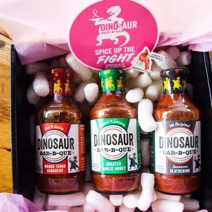 アレック・ボールドウィンのインスタグラム：「🎗️ Flavors that make an impact. Join @alecbaldwininsta , and the rest of the Baldwin Family & @dinosaur_bbq in honoring Carol Baldwin with the Baldwin Box. Get yours now to #SpiceUpTheFight! 💪💗  With every purchase, you’re not only indulging in delicious flavors but also contributing to a brighter future. Let’s #SpiceUpTheFight together! 🔥  The Baldwin box can be purchased in store in the #Syracuse location or by clicking the 🔗in bio.  #BaldwinGiftBox #Dinosaurbbq #DinoBBQ #GoingFlat #busylivingwithmets #bccww #BCSM #YoungAdultCancer #BaldwinFund #haileybaldwin #baldwinbrothers #baldwinbox #alecbaldwin #breastcancerawareness」