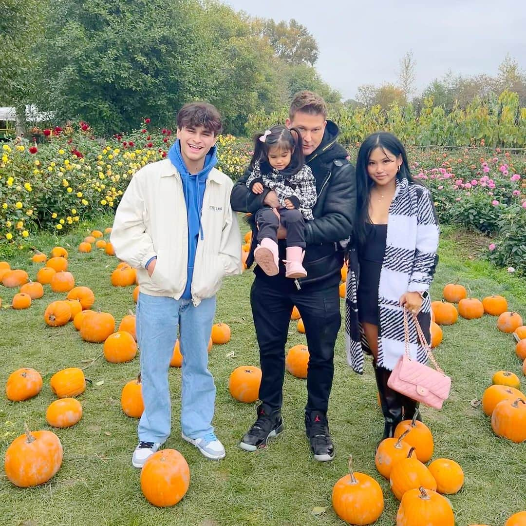 エリーゼ・エストラーダさんのインスタグラム写真 - (エリーゼ・エストラーダInstagram)「Fall bucket list-pumpkin patch with the family ☑️🎃 . Happy Monday 🤍」10月24日 1時39分 - eliseestrada