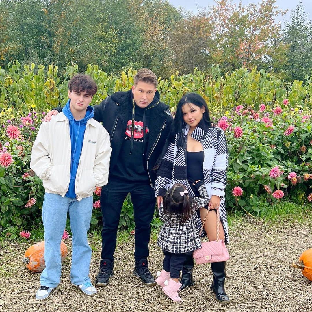 エリーゼ・エストラーダのインスタグラム：「Fall bucket list-pumpkin patch with the family ☑️🎃 . Happy Monday 🤍」